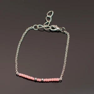  - Handgjort armband i silver och rosa. Kedjan är justerbar.  Fri frakt vid köp över 100:-.