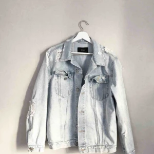  - Sliten oversized Jeansjacka från bikbok, storlek S. Nypris 600, säljer den för 170kr.  Köparen står för frakt
