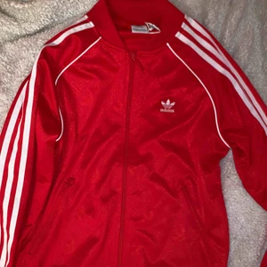  - Helt ny adidas kofta, använd 1 gång så väldigt fint skick!  Nypris 699kr på ellos. 