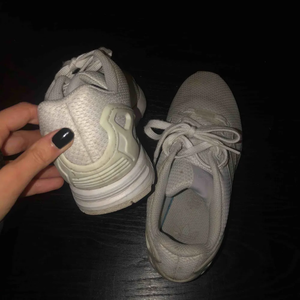 Vita Adidas Flux skor, storlek 38 men känns mer som en 37, försökt tvätta de men allt gick tyvärr inte bort därav priset. Frakt tillkommer. Skor.
