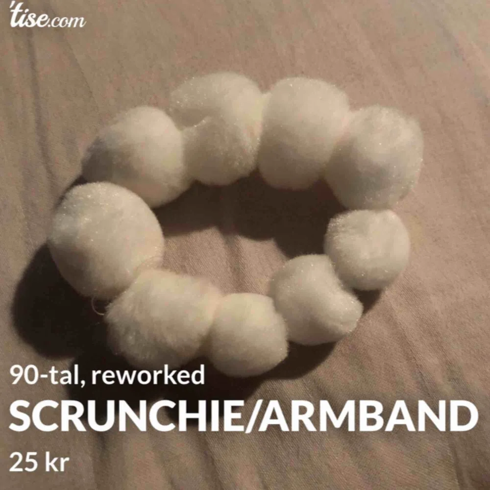 Söt scrunchie att fästa över tofsen eller ha som ety armband!<3 . Accessoarer.