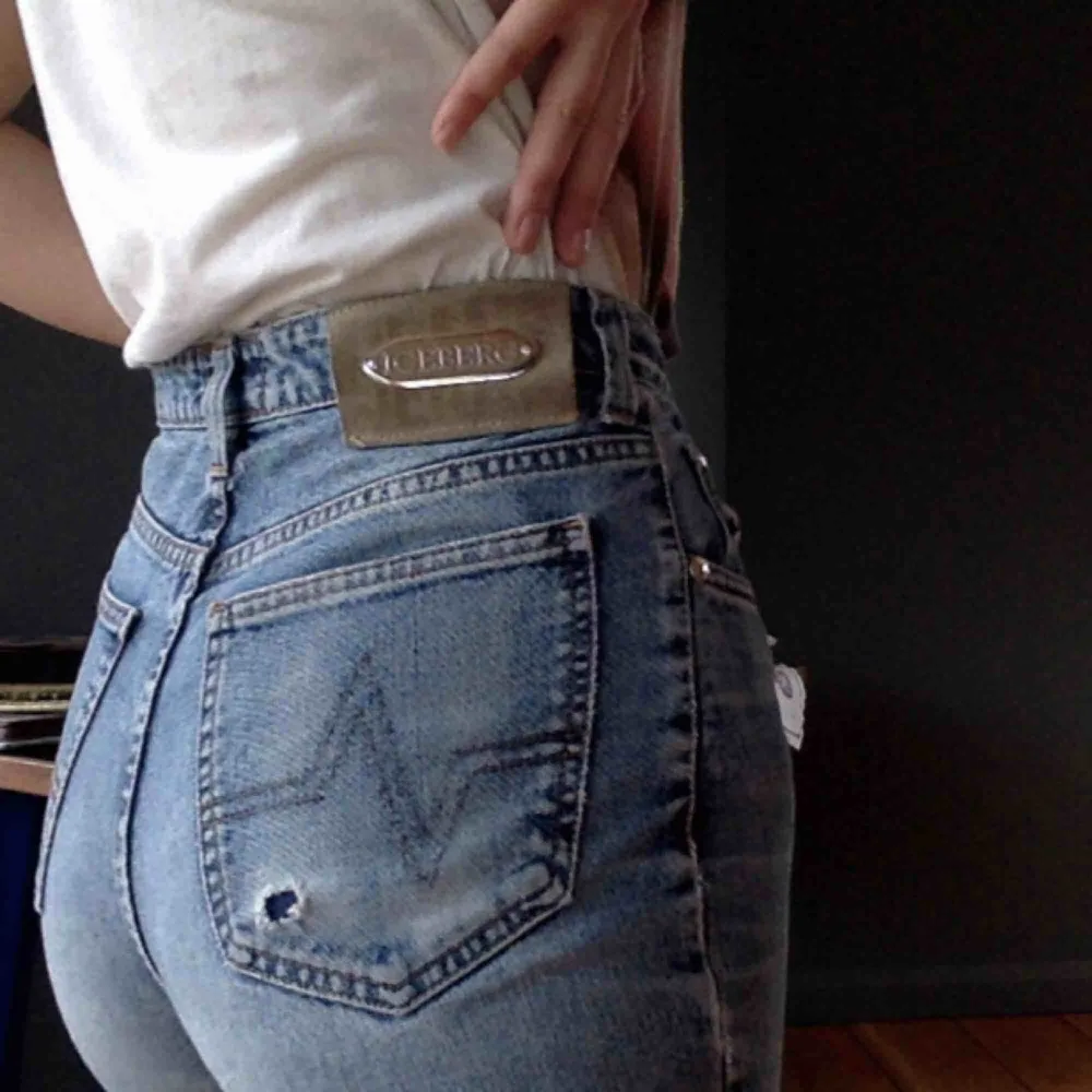 Mom jeans köpta second hand i stockholm. Gamla favoriter som tyvärr har blivit lite tajta för mig:(. Jeans & Byxor.
