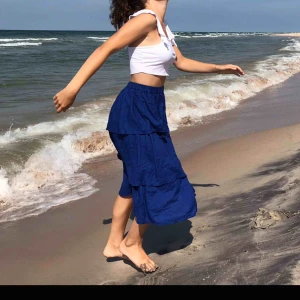  - Säljer denna snygga blåa kjol från nakd i strl 34. Använd fåtal gånger så bra skick. Köparen står för frakt🌸🌸