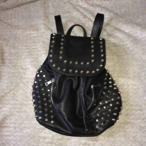  - FRI FRAKT fin fake-läder ryggsäck m. nitar och magnetknapp+snören som man kan dra åt för att stänga, från JFR💓OANVÄND!mellanstor, mycket rymlig och har många fack! Skriv om du vill ha fler bilder🌸pris kan diskuteras vid snabb affär!
