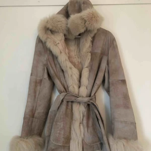 - Jättefin äkta pälsjacka, rävpäls, knappt använd. Köpt i en butik i Paris. Den är supervarm!