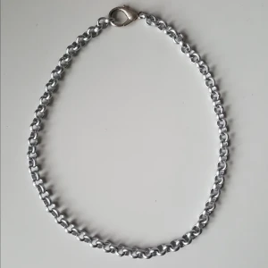  - Silverfärgat kedjehalsband. Fraktkostnad blir 18kr. 