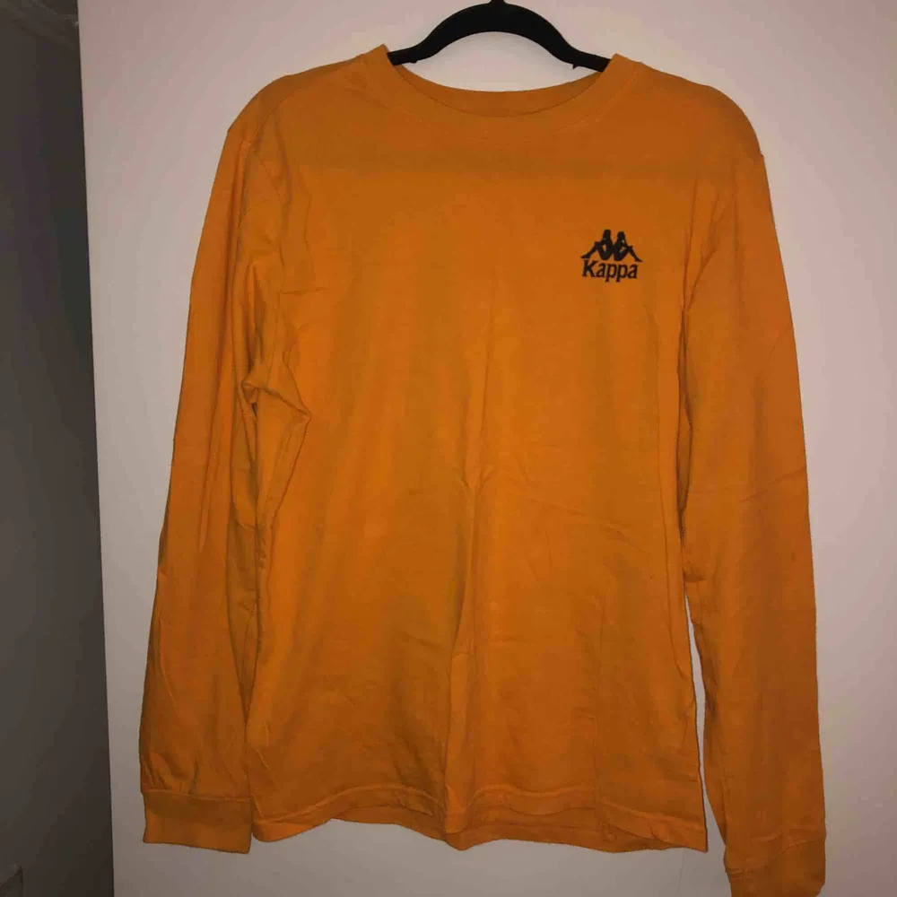 Långärmad kappa T-shirt i fin orange färg, fint skick! Kan mötas upp i Stockholm eller frakta men du står isf för frakten!🙌🏼. T-shirts.
