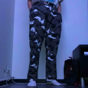  - Ett par militärbyxor från Lager 157, aldrig använda och därför gott skick, nypris 300. Möts i sthlm annars står köparen för frakten :)