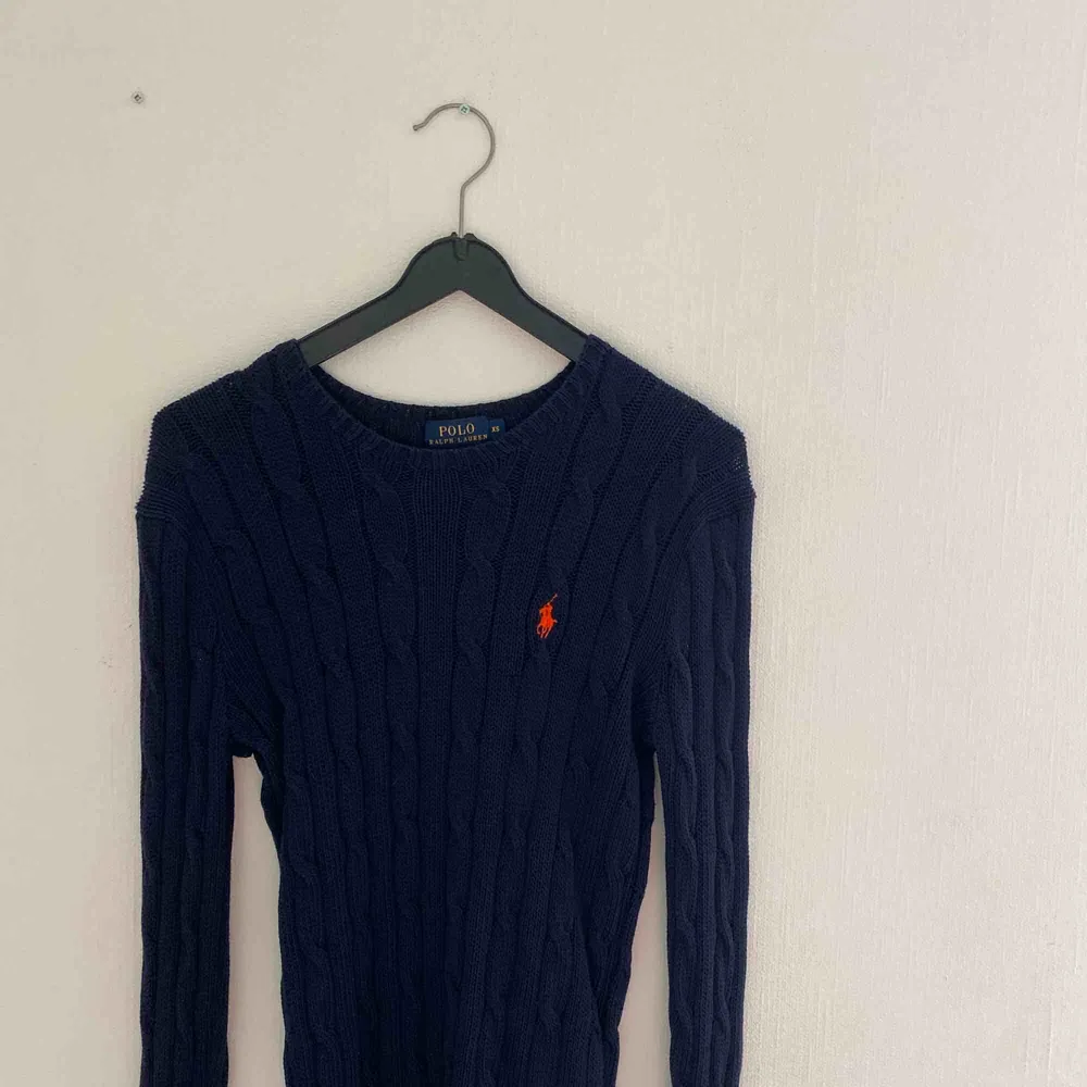 Mörkblå stickad Ralf Lauren tröja, säljer då den inte längre är min stil och därmed inte längre kommer till användning. 300kr och frakten ingår i priset!. Stickat.
