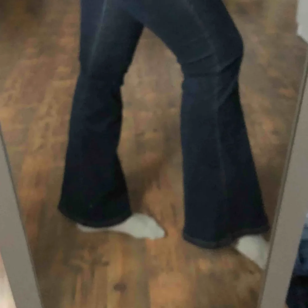 Mörkblå bootcut jeans i storlek S/30. Jag är 1,65 och så sitter dem på mig.  Dem är elastiska. Köptes på salt och är i bra skick. Användes under en klassresa.. Jeans & Byxor.