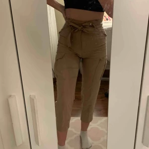  - Säljer mina kostymbyxor. De är högmidjade och super fina men lite för korta för min smak. 