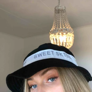  - En skitsnygg bucket hat från sweet sktbs som bara har använts 1 gång!! Inköpspris 349 kr. Kan fraktas för 40kr. 