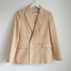  - En snyg kavaj från Mango, knappt använd. Frakt tillkommer på 58 kr. Annars mötas i centrala Stockholm.