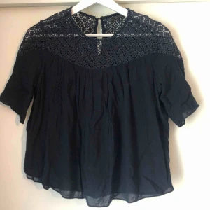  - Blus från zara strl S, öglan som sätts fast i knappen har gått sönder men är lätt att laga. Annars fint skick. 
