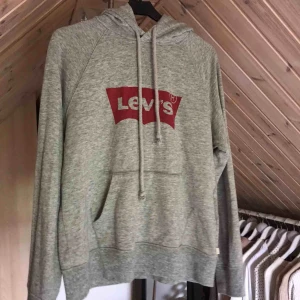 Levis hoodie - Hoodie från Levis, knappt använd, köpt för 900kr