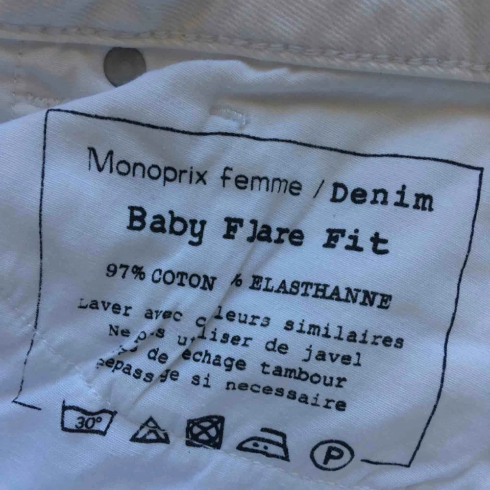 Babyflare jeans från Monoprix (Paris). Kritvita! Knappt använda. Mycket gott skick!. Jeans & Byxor.