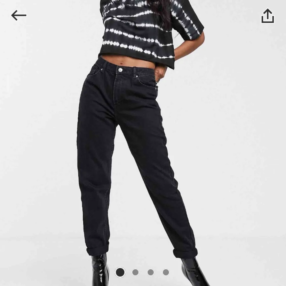 Ett par super snygga svarta mom jeans ifrån Bershka. Tyvärr för stora för mig och därför aldrig använda. Köparen står för frakten:). Jeans & Byxor.