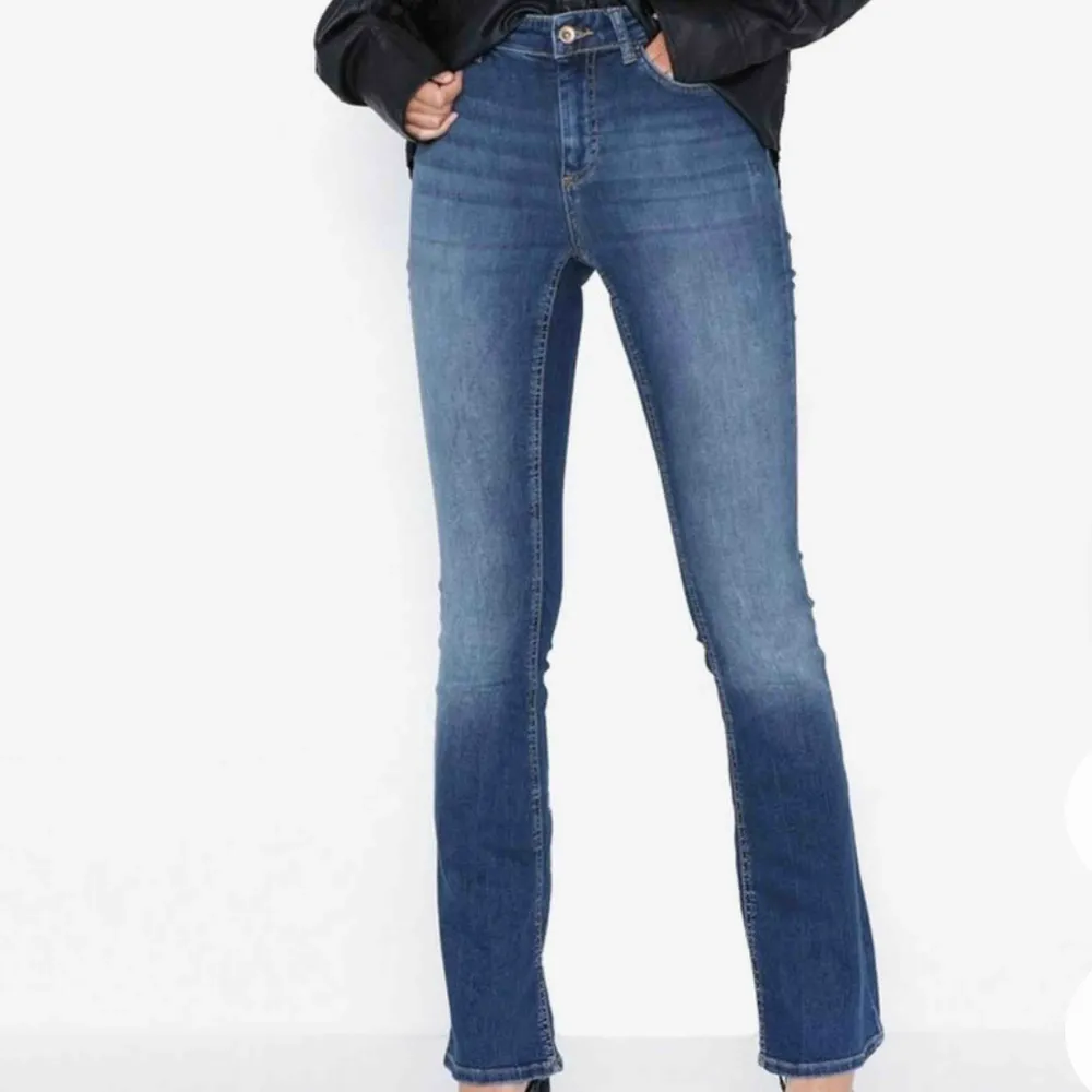 OANVÄNDA, prislapp kvar jeans från only. Säljer pga ej kommit till användning då jag har många blåa jeans. Köparen står för frakt💓💓rak modell/boot. Jeans & Byxor.