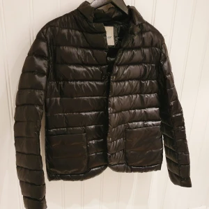  - Jacka från Moncler. Ser helt ny ut och är superfin! Storleken är 4, passar den som har XS eller S. 