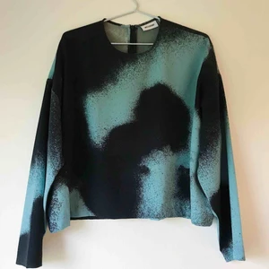  - Topp från Weekday. Dragkedja i nacken.   Aldrig använd.  Storlek M.  Ordinare pris 599:- 250:- plus frakt ev mötas i Stockholm.