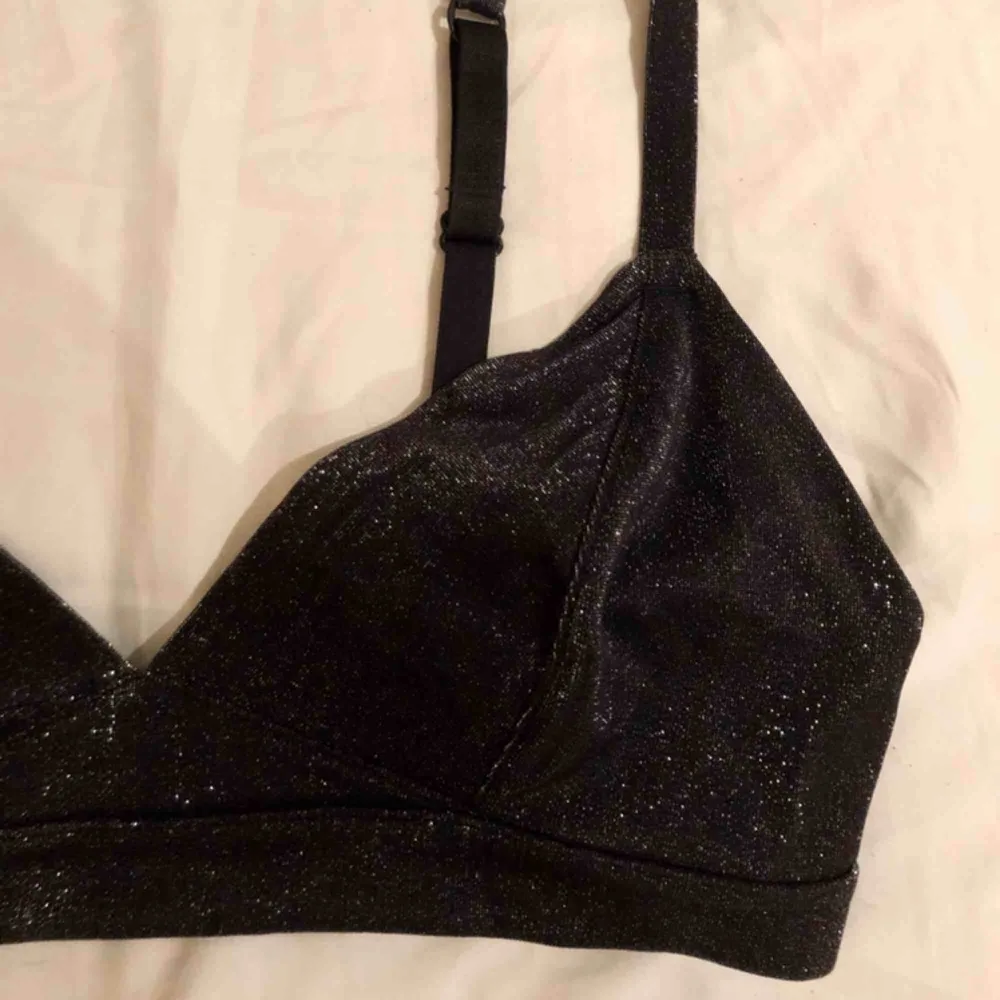 Glittrig bralette från Monki i nyskick. Säljer pga för liten. Fraktar eller möts upp i Stockholm. Toppar.