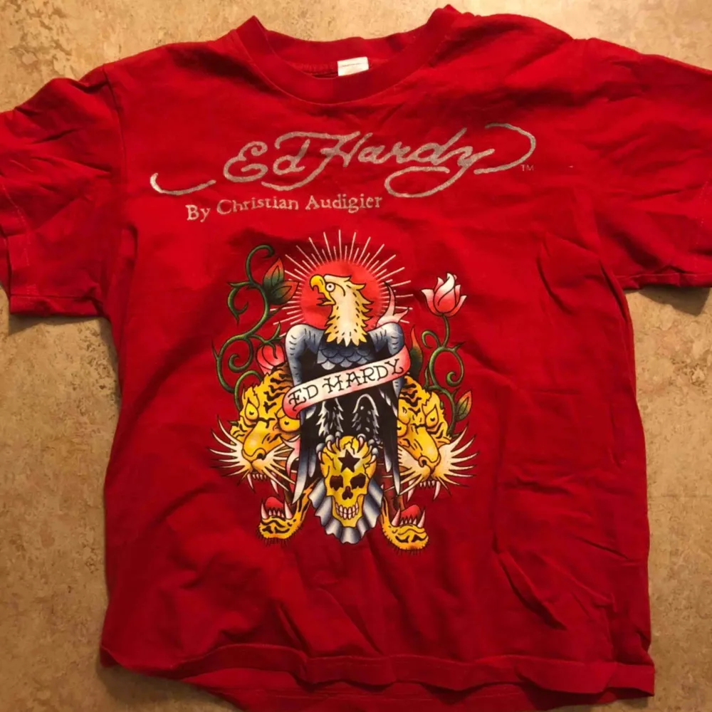 Röd Ed Hardy t-shirt, . T-shirts.