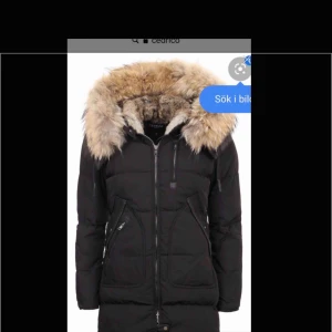  - Cedrico jacka i nyskick. Storlek XS (KVITTO OCH FÖRPACKNING FINNS + PRISLAPP) Säljs pga jag inte vill ha äkta päls på min jacka!  Pris kan diskuteras!