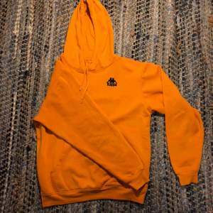 Kappa hoodie i fin orange färg. Den är i storlek L men skulle säga att den är som M. Fint skick.