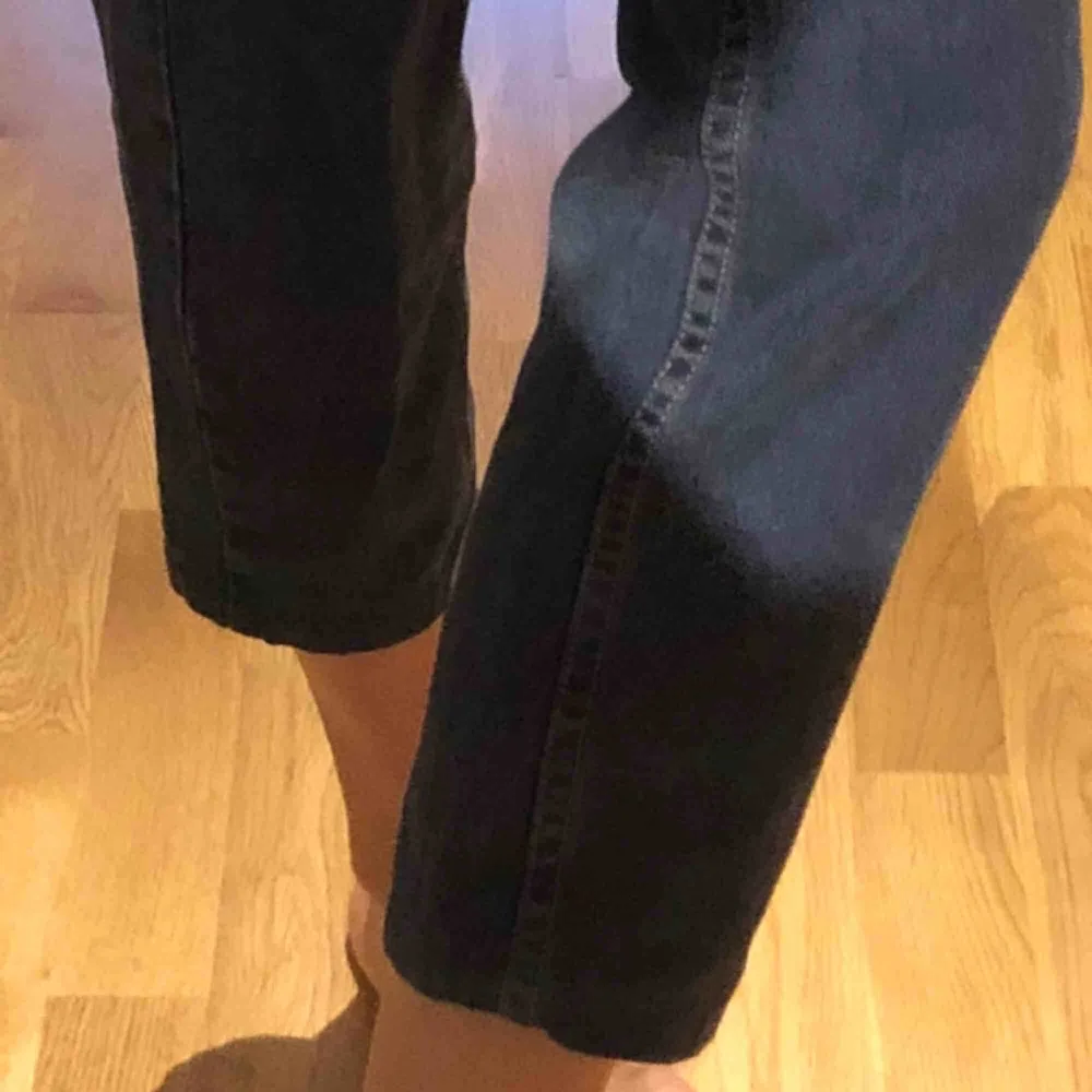 Har tyvärr växt ur de här fina Levi’s jeansen! Högmidjade straight leg. Detta är samma byxor som jag har på bilderna med de svarta tröjorna, för att se färgen bättre.. Jeans & Byxor.