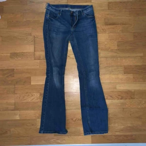  - Flarejeans, 50kr frakt. 