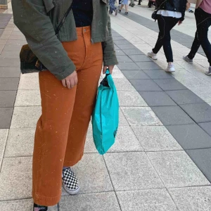  - Skitsnygga vida jeans från weekday! De är i strl 42, men jag tycker dom är lite små i storleken på låren så skulle säga att de e en 40😜 nypris 500, de är använda men i fint skick utan slitningar. Säljer för 150 ☺️