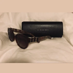  - Säljer mina Burberry solglasögon i använd skick. Dom är äkta och kostade ca 3000kr i nypris. Jag har kvar original lådan och häftet innuti. Kan skicka icka bild på den om det behövs. 