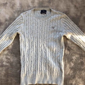  - En grå kabelstickad GANT tröja som är använd fåtal gånger och i mycket bra skick och kvalité. Storlek: XS-S Nytt pris: 1200kr