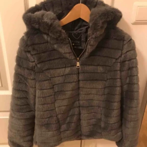  - Säljer denna snygga fakepäls jacka i storlek xxs men funkar på mig som är xs, fin gråfärg🐾använd 1gång så är i fint skick, nypris 800kr, perfekt i vinter☃️ Frakt tillkommer💕