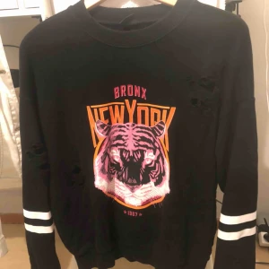  - En sweatshirt från Gina Tricot. Köpt för 300kr och säljer den för 100kr. Storlek S, andvänt fåtal gånger. Jättebra skick. Köparen står för frakt.  