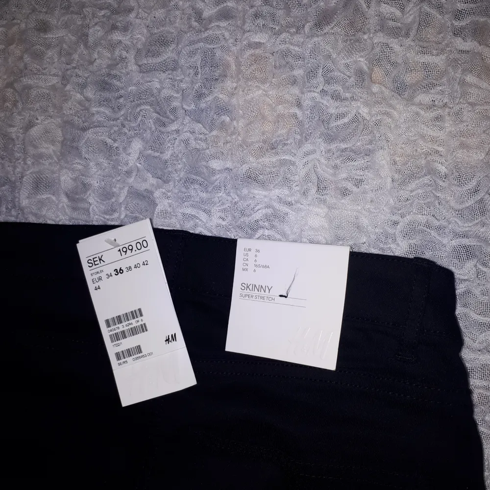 Vanliga svarta jeans från H&M som är helt oanvända!🍁. Jeans & Byxor.