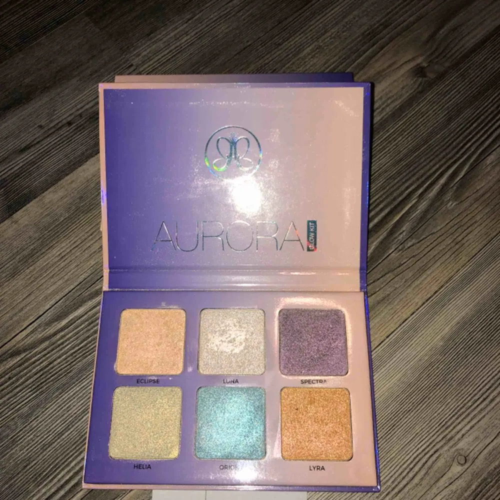 ABH Aurora glowkit, lite mer använd än de andra paletterna. Den vita färgen ser lite konstigt ut då jag använd en borste med setting spray på när jag använt den, inget som påverkar payoff dock. . Övrigt.