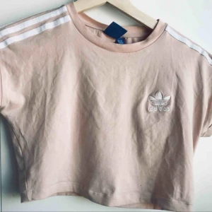  - Säljer denna snygga croptop från adidas! Kan skickas. 