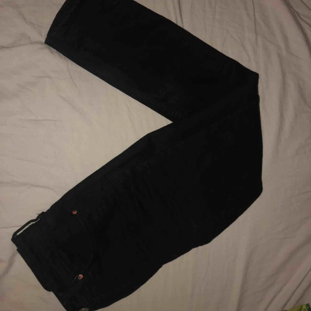 Inköpta på Gina Tricot för 500 kr under sommaren men säljer de nu pga att jag har många likadana jeans. De sitter jättebra och har lite ”mom fit”, tjockt material och jättesköna! Köparen står för frakt . Jeans & Byxor.