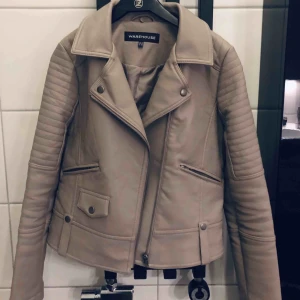  - Fake-skinnjacka Använd ca 2 gånger= som ny Två fickor med dragkedja  Står i jackan att den är storlek 38 men skulle säga att den lutar mer mot storlek 36  