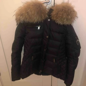  - Säljer min rock and blue jacka modell Zora. Det är storlek 42 och den är sparsamt använd. Kan frakta men då står köparen för frakten. Pris kan diskuteras vid snabb affär.