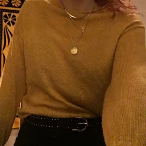  - Stickad tröja och halsband, 430 kr totalt inklusive frakt😊endast swish 