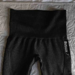  - Två par likadana GS tights ”high waist seamless leggings” i black marl, ett par i xs och ett par i s.  Paret i S har en liten söm i bak som gått upp.  150kr för XS, 100kr för S.  Frakt betalar köpare om de ska skickas! 🌸