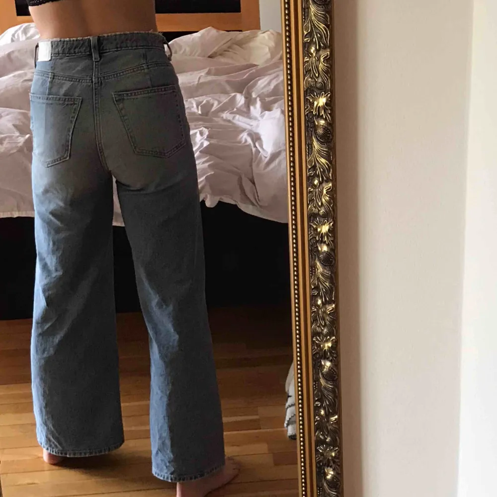 Jättesnygga jeans från weekday i modellen Ace, köpt för 500 kr och knappt använda då de är för stora för mig. De är i storlek 27/30 men skulle nog passa en/två storlekar större också. Skriv om du har några frågor!. Jeans & Byxor.