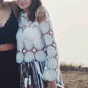  - Virkad blus från Bik Bok. Sparsamt använd och fortfarande krispigt vit! Frakt tillkommer