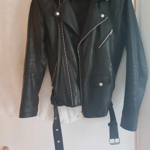  - Superfin skinnjacka från Crocker. Unisexmodell i strl XS, passar dig som är mellan strl 34-38, beroende på hur du vill att den ska sitta. Använd men i fint skick! Nypris 2300kr. 