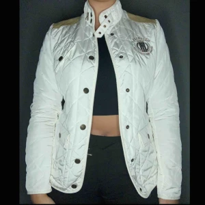  - Äkta quiltad lexington jacka med detaljer i mocka, utgången modell. Mycket bra kvalité och kemtvättad efter sista användning så den är som ny