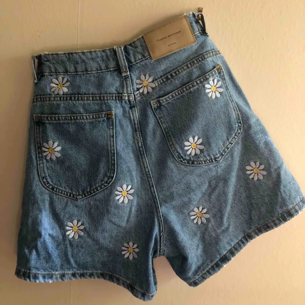 Jeansshorts med blommor på 50kr + frakt/ möta upp. Shorts.