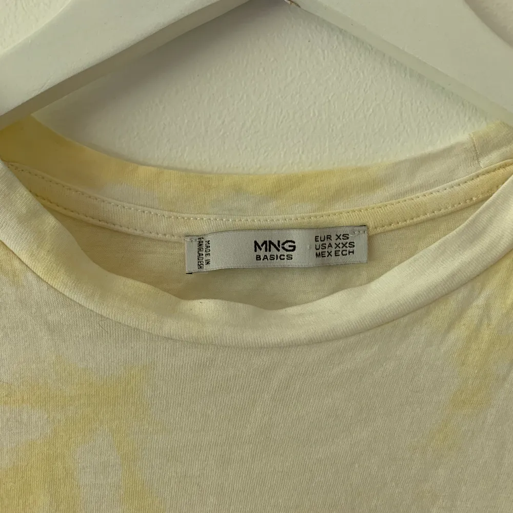 Jättefin t-shirt från Mango som säljs pga att den aldrig används. Tie dye mönster med vitt och gult. Storlek xs men skulle säga att den kan passa s också! Skriv för frågor 🤍. T-shirts.
