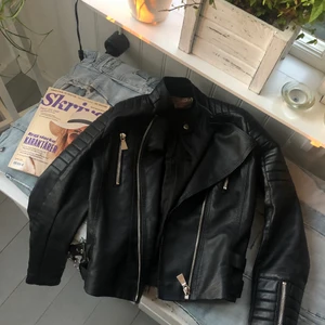 Moto jacket black, storlek 38 - Skinnjacka, ser ut som ny. Den passar dig som har storlek S/M. Ordinarie pris ligger på 699kr. Frakt 80kr